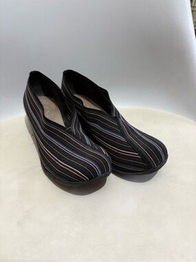 Cape Low Wedge - Charleston Shoe Co.  SZ 7